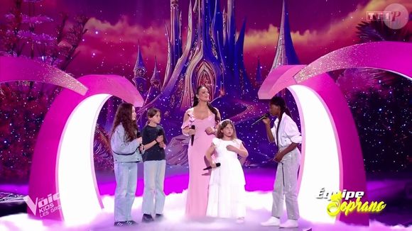 La finale de cette saison très attendue aura finalement lieu le samedi 4 octobre à 21h10, offrant aux fans un rendez-vous riche en émotions et en surprises.

The Voice Kids 2025 samedi 20 septembre 2025 © TF1