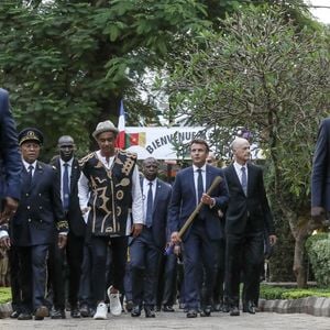 Le président français Emmanuel Macron et Yannick Noah  au village Noah pour un débat avec la société civile et un concert, Yaoundé, Cameroun, le 26 juillet 2022. Emmanuel Macron effectue une tournée africaine de trois jours au Cameroun, au Bénin et en Guinée-Bissau.  © Stéphane Lemouton/Bestimage