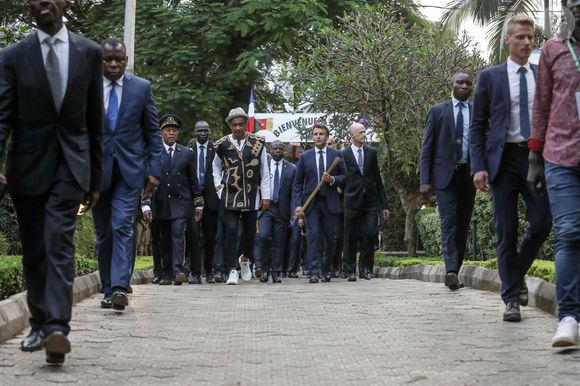 Le président français Emmanuel Macron et Yannick Noah  au village Noah pour un débat avec la société civile et un concert, Yaoundé, Cameroun, le 26 juillet 2022. Emmanuel Macron effectue une tournée africaine de trois jours au Cameroun, au Bénin et en Guinée-Bissau.  © Stéphane Lemouton/Bestimage
