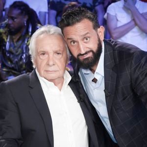 Exclusif - Michel Sardou, Cyril Hanouna sur le plateau de l'émission Touche pas à mon poste (TPMP) présentée en direct par C.Hanouna et diffusée sur C8 le 29 août 2022. © Jack Tribeca / Bestimage