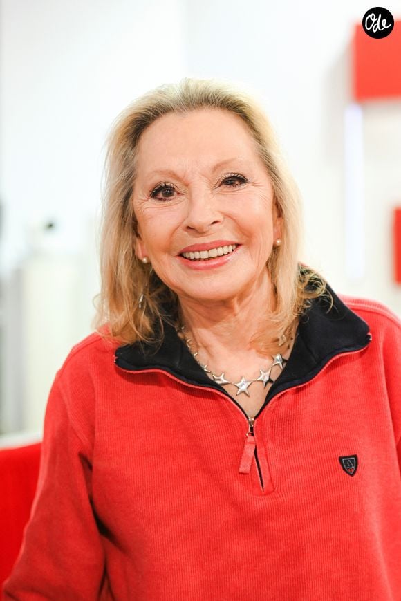 Cette urgence de santé l'avait déjà poussée à annuler sa prestation au festival Art Rock de Saint-Brieuc, où Jeanne Cherhal l'avait remplacée.

Exclusif - Véronique Sanson - Enregistrement de l'émission Vivement dimanche au studio Rive gauche, presentée par Michel Drucker le 13 ami 2025. Diffusion sur France 3 le 18/05/2025. © Guillaume Gaffiot/Bestimage