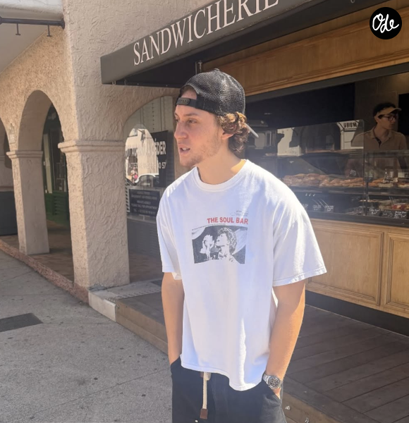 Loin de se reposer sur son célèbre patronyme, Elvis trace aujourd'hui sa propre route. 

Elvis Guetta à Saint-Tropez pour mixer.