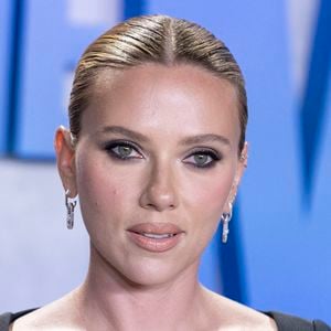 À seulement 12 ans, elle a été choisie par Robert Redford pour jouer dans L'Homme qui murmurait à l'oreille des chevaux.
Scarlett Johansson (bijoux Messika) lors du photocall de Fly Me to the Moon au Matadero de Madrid. © Nacho Lopez/SOPA Images via ZUMA Press Wire