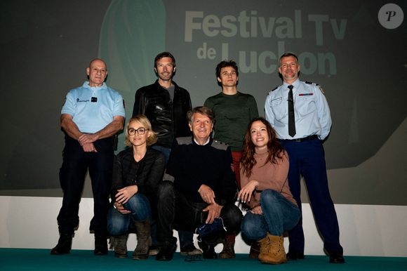La présentatrice et journaliste française Cécile de Menibus (2L), l'acteur français Franck Semonin (RL), le président du festival Christian Cappe (C), l'acteur français Fabian Wolfrom (3R) et l'actrice française Dounia Coesens (2R) avant la projection d'un court métrage sur la police en haute montagne (PGHM) au Festival TV de Luchon à Bagnere de Luchon, dans le sud-ouest de la France, le 11 février 2022. Photo by Daniel Derajinski / ABACAPRESS.COM