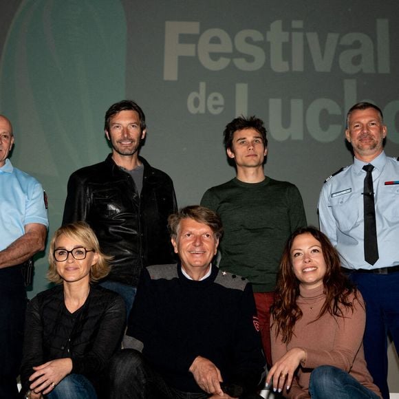 La présentatrice et journaliste française Cécile de Menibus (2L), l'acteur français Franck Semonin (RL), le président du festival Christian Cappe (C), l'acteur français Fabian Wolfrom (3R) et l'actrice française Dounia Coesens (2R) avant la projection d'un court métrage sur la police en haute montagne (PGHM) au Festival TV de Luchon à Bagnere de Luchon, dans le sud-ouest de la France, le 11 février 2022. Photo by Daniel Derajinski / ABACAPRESS.COM