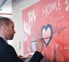 Leur message soutient l'Australie et la communauté juive

Le Prince de Galles met la dernière main à la peinture murale Wall of Hope lors de sa visite des nouveaux bureaux de Centrepoint dans l'est de Londres, à l'occasion de son 20e anniversaire en tant que parrain de l'organisation caritative. Date de la photo : mardi 9 décembre 2025. Photo : Eddie Mulholland/Daily Telegraph/PA Wire
