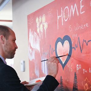 Leur message soutient l'Australie et la communauté juive

Le Prince de Galles met la dernière main à la peinture murale Wall of Hope lors de sa visite des nouveaux bureaux de Centrepoint dans l'est de Londres, à l'occasion de son 20e anniversaire en tant que parrain de l'organisation caritative. Date de la photo : mardi 9 décembre 2025. Photo : Eddie Mulholland/Daily Telegraph/PA Wire