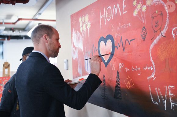 Leur message soutient l'Australie et la communauté juive

Le Prince de Galles met la dernière main à la peinture murale Wall of Hope lors de sa visite des nouveaux bureaux de Centrepoint dans l'est de Londres, à l'occasion de son 20e anniversaire en tant que parrain de l'organisation caritative. Date de la photo : mardi 9 décembre 2025. Photo : Eddie Mulholland/Daily Telegraph/PA Wire