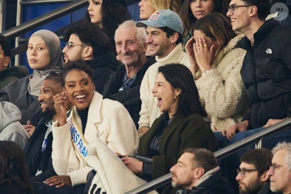 Hoshi, Just Riahd et sa femme, Angélique Angarni-Filopon (Miss France 2025), Laury Thilleman (Miss France 2011), Matthias Dandois dans les tribunes lors du match de Ligue Des Champions 2024-2025 (LDC) "PSG - Brest (7-0)" au Parc Des Princes, le 19 février 2025.
© Cyril Moreau/Bestimage