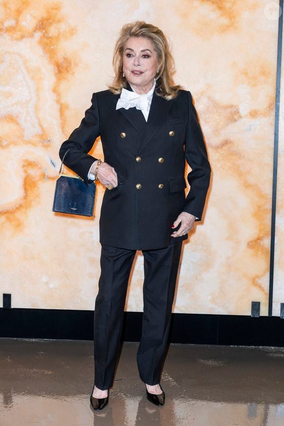 Catherine Deneuve - Photo Call pour Le Défilé « Saint Laurent »Collection Prêt-à-Porter Automne/Hiver 2025-2026" lors de la Fashion Week de Paris (PFW), le 11 mars 2025. © Olivier Borde /Bestimage