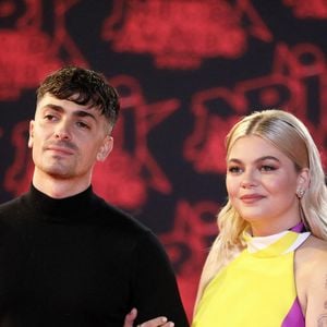 Florian Rossi et sa compagne Louane Emera lors de la 23e édition des NRJ Music Awards 2021 au Palais des Festivals de Cannes, le 20 novembre 2021.
© Dominique Jacovides/Bestimage