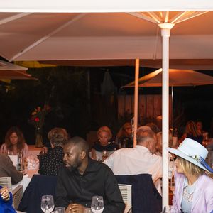 Abd Al Malik, Elisabeth Guigou, Jean Louis Guigou, Romain Sardou et sa compagne Kym Thiriot - Festival de Ramatuelle ; Personnalités en marge de la représentation de "L'école des femmes" au théâtre de Verdure le 10 août 2022. 

© Cyril Bruneau / Festival de Ramatuelle / Bestimage