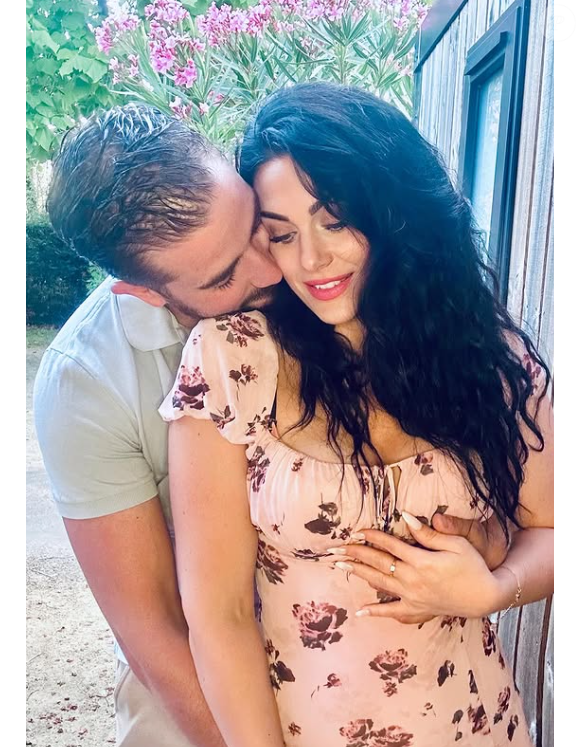 Il faudra alors maintenant attendre encore quelques semaines avant que la famille ne s'agrandisse avec la naissance du bébé.

Emilie, candidate de "Mariés au premier regard", est enceinte de son compagnon Michael.