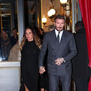David et Victoria Beckham sortent de leur hôtel à Paris, accompagnés de leurs fils Romeo et Cruz et de leurs amies Kim. Photo par Backgrid USA / Bestimage