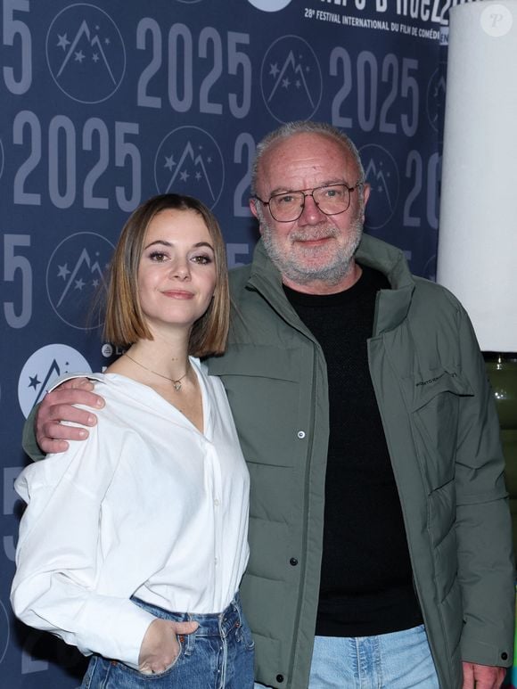 Enya Baroux et son pére Olivier Baroux lors de la 28ème édition du Festival international du film de comédie de l'Alpe d'Huez le 18 janvier 2025. © Dominique Jacovides / Bestimage
