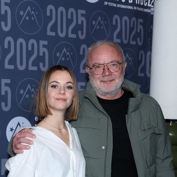 Enya Baroux et son pére Olivier Baroux lors de la 28ème édition du Festival international du film de comédie de l'Alpe d'Huez le 18 janvier 2025. © Dominique Jacovides / Bestimage