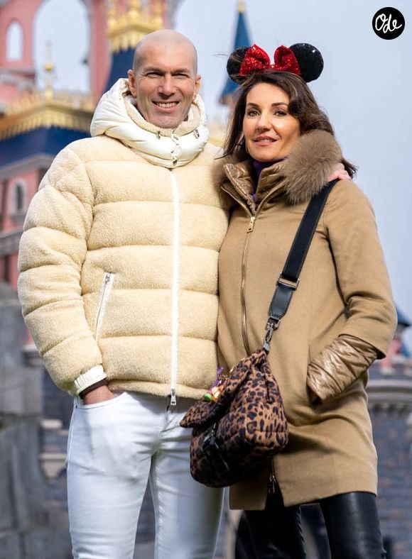 Installé à Madrid avec sa famille (ndlr : il est marié à Véronique et a quatre fils Enzo, Luca, Théo et Elyaz), Zinédine Zidane mène depuis plusieurs années de nombreux projets en dehors du football professionnel. 

 Zinédine Zidane et sa femme Véronique - People au 30ème anniversaire du parc d'attractions Disneyland Paris à Marne-la-Vallée le 5 mars 2022. © Disney via Bestimage