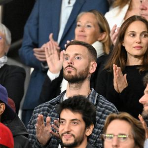 Natalie Portman et son fils Aleph, Christina Milian et son mari M. Pokora (Matt Pokora), Mathieu Vergn,  Kamel Isker, Alexis Michalik - Célébrités dans les tribunes lors du match de qualification pour la Coupe du Monde 2026 entre la France et l'Islande (2-1) au Parc des Princes à Paris le 9 septembre 2025. © Lionel Urman/Bestimage