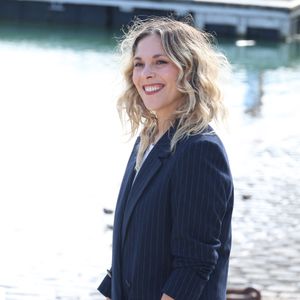 Par le passé, Alysson avait déjà évoqué sa sœur dans l’émission En Aparté sur Canal+ : "On est très fusionnelles. Vanessa a été une sorte de deuxième maman pour moi. Elle a toujours été très protectrice, très bienveillante".
Alysson Paradis lors du photocall du 'Je sais pas ' lors du 27ème Festival de la Fiction de la Rochelle, France, le 19 septembre 2025. © Denis Guignebourg/Bestimage