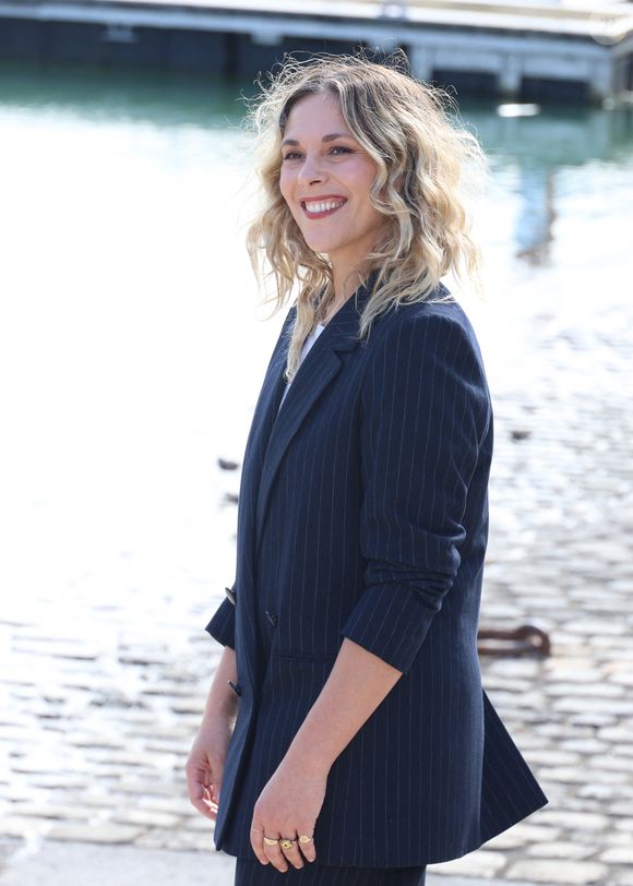Par le passé, Alysson avait déjà évoqué sa sœur dans l’émission En Aparté sur Canal+ : "On est très fusionnelles. Vanessa a été une sorte de deuxième maman pour moi. Elle a toujours été très protectrice, très bienveillante". 

Alysson Paradis lors du photocall du 'Je sais pas ' lors du 27ème Festival de la Fiction de la Rochelle, France, le 19 septembre 2025. © Denis Guignebourg/Bestimage