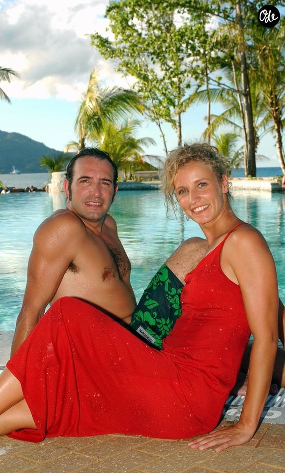 Archives - Aux Seychelles, Jean Dujardin et Alexandra Lamy sur le tournage de la série "Un gars, une fille" le 2 décembre 2002.

© Bestimage