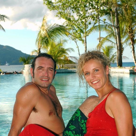 Archives - Aux Seychelles, Jean Dujardin et Alexandra Lamy sur le tournage de la série "Un gars, une fille" le 2 décembre 2002.

© Bestimage