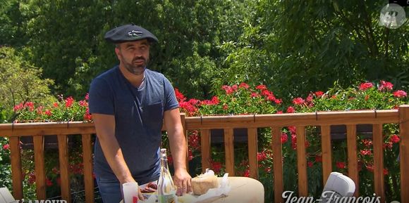 "Mais depuis quelques années, tu avais aussi des relations avec des garçons. Depuis 15 ans à peu près mais caché", souligne ensuite l'animatrice, précisant qu'il a fini par tomber amoureux.

Jean-François de "L'amour est dans le pré 2021" parle pour la première fois de sa rupture avec Mélanie dans "L'amour vu du pré", le 12 septembre 2022