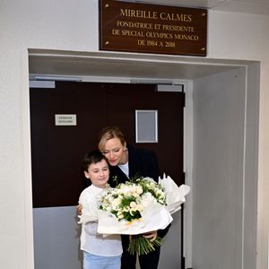 La princesse Charlene de Monaco a rendu hommage à la présidente et fondatrice de Special Olympics Monaco en baptisant un gymnase scolaire du Stade Louis II de son nom, Mireille Calmes, en présence de son fils Jean François Calmes et son petit fils Anton, le 18 octobre 2025. © Bruno Bebert/Bestimage