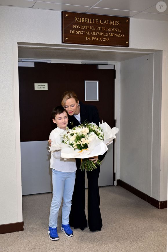 La princesse Charlene de Monaco a rendu hommage à la présidente et fondatrice de Special Olympics Monaco en baptisant un gymnase scolaire du Stade Louis II de son nom, Mireille Calmes, en présence de son fils Jean François Calmes et son petit fils Anton, le 18 octobre 2025. © Bruno Bebert/Bestimage