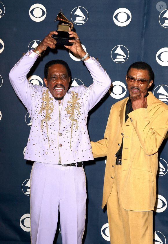Ce musicien n'était autre que le fils de Ike Turner, l'ex-mari de Tina Turner. Si Ike Turner Jr. est né de la relation entre son père et sa première épouse, Lorraine Taylor, l'emblématique interprète de la chanson du film "Goldeneye" l'a recueilli et élevé, avec son frère Michael, alors qu'ils étaient très jeunes. 

Ike Turner, lauréat du meilleur album de blues traditionnel, pose avec son fils Ike Turner Jr. dans la salle de presse de la 49e cérémonie annuelle des Grammy Awards, à Los Angeles. Amanda Parks/ABACAPRESS.COM