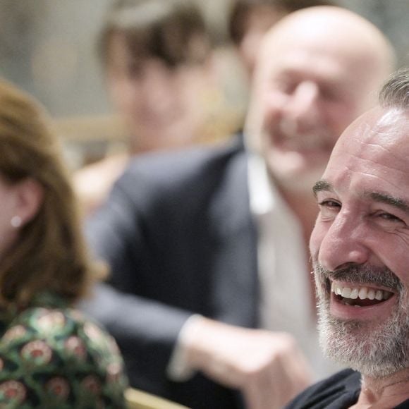 Semi-exclusif - Jean Dujardin et sa femme Nathalie Péchalat (nouvelle présidente de l'association "Premiers de Cordée") - Dîner de charité Breitling à la Samaritaine pour l’association "Premiers de Cordée" à Paris le 4 avril 2024. © Rachid Bellak/Bestimage