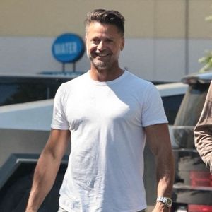 Calabasas, CA - EXCLUSIF - L'ancienne star de 'Baywatch' David Charvet est tout sourire alors qu'il discute avec un ami après avoir déjeuné au marché Erewhon à Calabasas.
Backgrid USA / Bestimage
