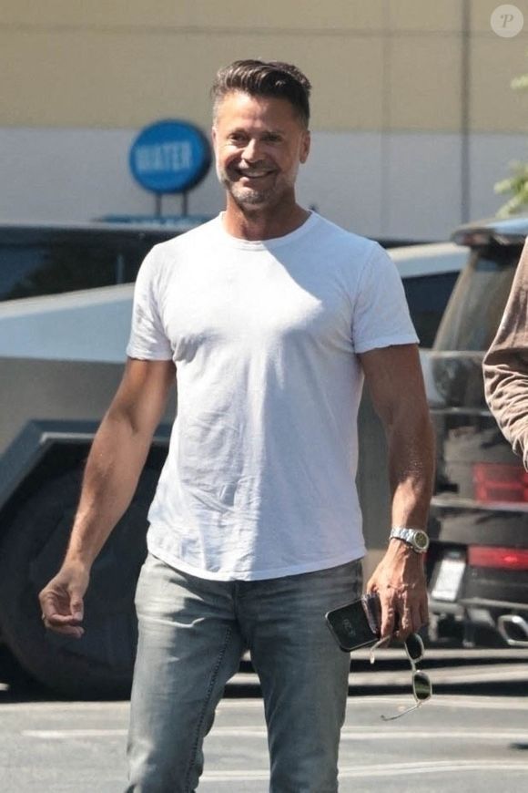 Calabasas, CA - EXCLUSIF - L'ancienne star de 'Baywatch' David Charvet est tout sourire alors qu'il discute avec un ami après avoir déjeuné au marché Erewhon à Calabasas.
Backgrid USA / Bestimage