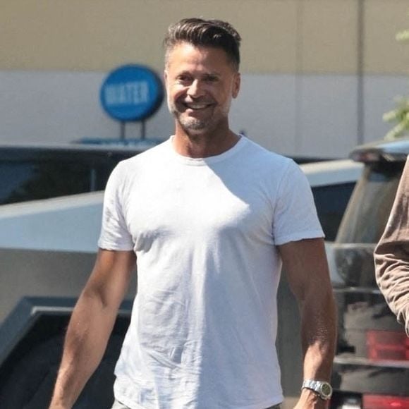 Calabasas, CA - EXCLUSIF - L'ancienne star de 'Baywatch' David Charvet est tout sourire alors qu'il discute avec un ami après avoir déjeuné au marché Erewhon à Calabasas.
Backgrid USA / Bestimage