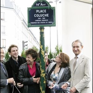 Paris (France), 29 octobre 2006. Le maire du 14e arrondissement, le chanteur Renaud, Véronique Colucci, Romain Colucci, Josiane Balasko et le maire de Paris Bertrand Delanoë lors de l’inauguration de la place Coluche, dans le 14e arrondissement. 
Crédit : Céline Bonnarde / Bestimage