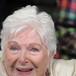 Line Renaud - Line Renaud, 97 ans, a inauguré un jardin public qui porte son nom, à Lille, France, le mercredi 17 décembre 2025.

© Claude Dubourg/Bestimage