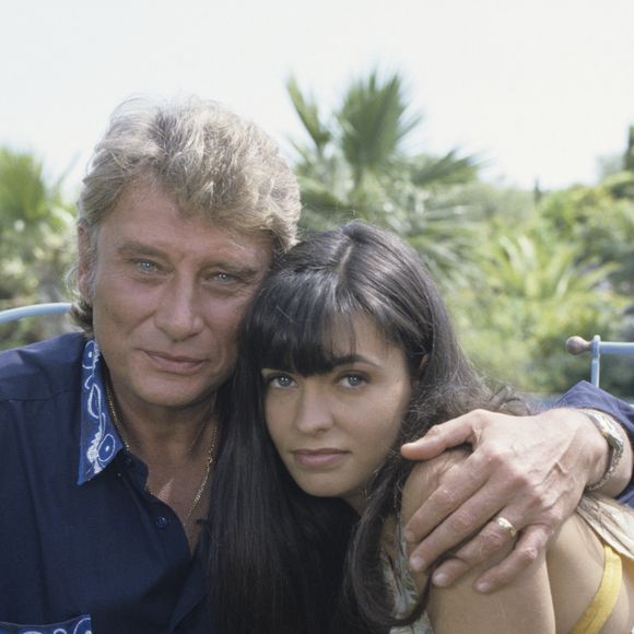 En France, à Ramatuelle, Johnny Hallyday et Adeline Blondieau dans sa propriété La Lorada. Le 27 juin 1994.

© Michel Croizard via Bestimage