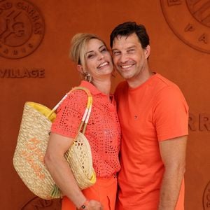 Elle explique même en avoir parlé à ses enfants : "On en est venu à parler de Bob, mon premier petit ami dont j’ai subi l’emprise pendant des années. "

Élodie Gossuin et son mari Bertrand Lacherie au photocall du village lors des Internationaux de France de Tennis de Roland Garros 2026, à Paris, France, le 30 mai 2026. © Dominique Jacovides/Bestimage
