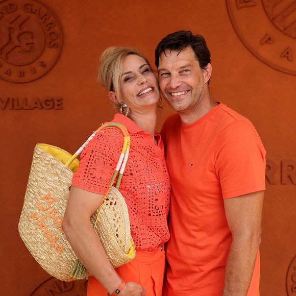 Elle explique même en avoir parlé à ses enfants : "On en est venu à parler de Bob, mon premier petit ami dont j’ai subi l’emprise pendant des années. "

Élodie Gossuin et son mari Bertrand Lacherie au photocall du village lors des Internationaux de France de Tennis de Roland Garros 2026, à Paris, France, le 30 mai 2026. © Dominique Jacovides/Bestimage