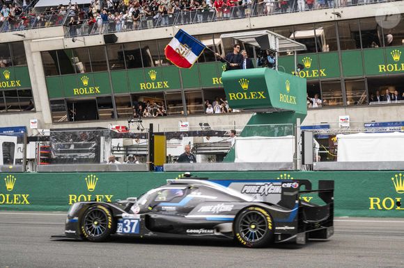 FEDERER Roger (swi), Starter des 24 Heures du Mans 2025, portrait, départ de la course, départ, lors des 24 Heures du Mans 2025, 4ème manche du Championnat du Monde d'Endurance FIA 2025, le 14 juin 2025 sur le Circuit des 24 Heures du Mans au Mans, France - © DPPI / PsnewZ / Bestimage