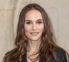 Depuis plus de dix ans, Natalie Portman savoure sa vie dans la capitale française, une ville qu'elle juge idéale pour sa tranquillité et sa richesse culturelle.

Natalie Portman au photocall du défilé Dior Haute Couture Printemps/Été 2024 dans le cadre de la Fashion Week de Paris, au musée Rodin à Paris, France.

© Olivier Borde/Bestimage