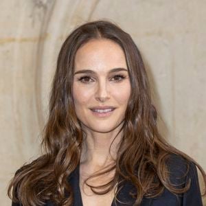 Depuis plus de dix ans, Natalie Portman savoure sa vie dans la capitale française, une ville qu'elle juge idéale pour sa tranquillité et sa richesse culturelle.

Natalie Portman au photocall du défilé Dior Haute Couture Printemps/Été 2024 dans le cadre de la Fashion Week de Paris, au musée Rodin à Paris, France.

© Olivier Borde/Bestimage