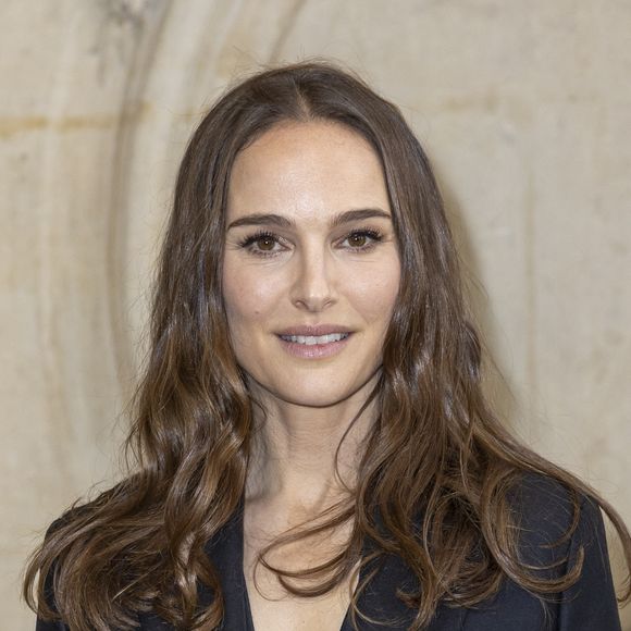 Depuis plus de dix ans, Natalie Portman savoure sa vie dans la capitale française, une ville qu'elle juge idéale pour sa tranquillité et sa richesse culturelle.

Natalie Portman au photocall du défilé Dior Haute Couture Printemps/Été 2024 dans le cadre de la Fashion Week de Paris, au musée Rodin à Paris, France.

© Olivier Borde/Bestimage