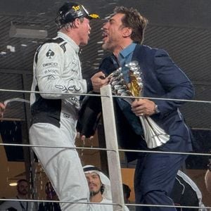 Javier Bardem a participé au tournage d'une scène de son prochain film avec Brad Pitt

Brad Pitt et Javier Bardem tournent une scène d'un film sur la Formule 1 à Abu Dhabi.