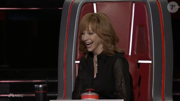Gwen Stefani saute hilarement sur sa chaise pour célébrer le fait d'avoir complété son équipe dans The Voice. Photo par