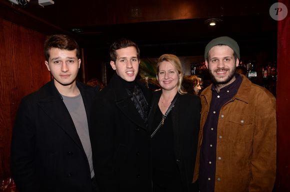Ses trois fils, Alessandro, Victor et Giacomo, ont chacun pris leur envol pour l’été, laissant leur mère profiter de la saison… mais en comité réduit...

Luana Belmondo avec ses fils Giacomo Belmondo, Victor Belmondo et Alessandro Belmondo à l'after-party du film "Mon Bébé" au Buddha-Bar à Paris, France, le 11 mars 2019. © Rachid Bellak/Bestimage