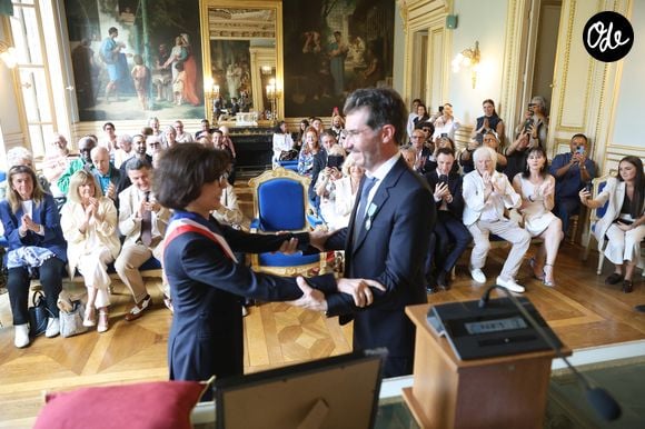 ls ont assisté avec fierté à la remise des insignes de Chevalier dans l’ordre des Arts et Lettres de Damien Nougarède 

Exclusif - ⁠ Rachida Dati, ⁠Damien Nougarède - ⁠Damien Nougarède reçoit des mains de Rachida Dati les insignes de Chevalier dans l’ordre des Arts et Lettres, lors d’une cérémonie organisée dans la salle des mariages de la mairie du 7ème arrondissement à Paris le 15 juillet 2026. © Alain Guizard/Bestimage