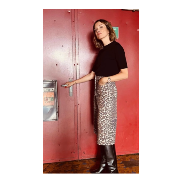 Assortis à un bermuda large léopard.

Isabelle Ithurburu s'affiche stylée en bermuda léopard.