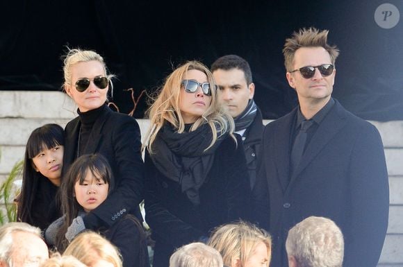 Johnny Hallyday est décédé le 5 décembre 2017 à 74 ans. Ses obsèques ont eu lieu quatre jours plus tard à l'église de la Madeleine.

David Hallyday, Laura Smet, Laeticia Hallyday, ses filles Jade et Joy devant l'église de la Madeleine pour les obsèques de Johnny Hallyday à Paris, France, le 9 décembre 2017.

© Veeren/Bestimage