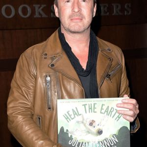 Julian Lennon signe son livre Heal the Earth à Los Angeles, CA, États-Unis, le 13 avril 2018. Photo par Tony DiMaio/startraksphoto.com/ABACAPRESS.COM